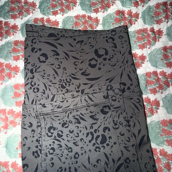 Prana Chakara Dark Iron Leopard Capri Legging M - Picture 5 of 5